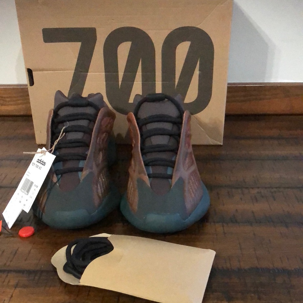 Adidas Yeezy 700 V3 Men size 7- Women size 9 NWT
